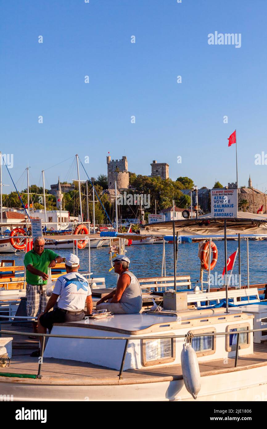 Hafen von Bodrum und das Schloss von St. Peter, Bodrum, Halbinsel Bodrum, Türkei, Asien. Stockfoto