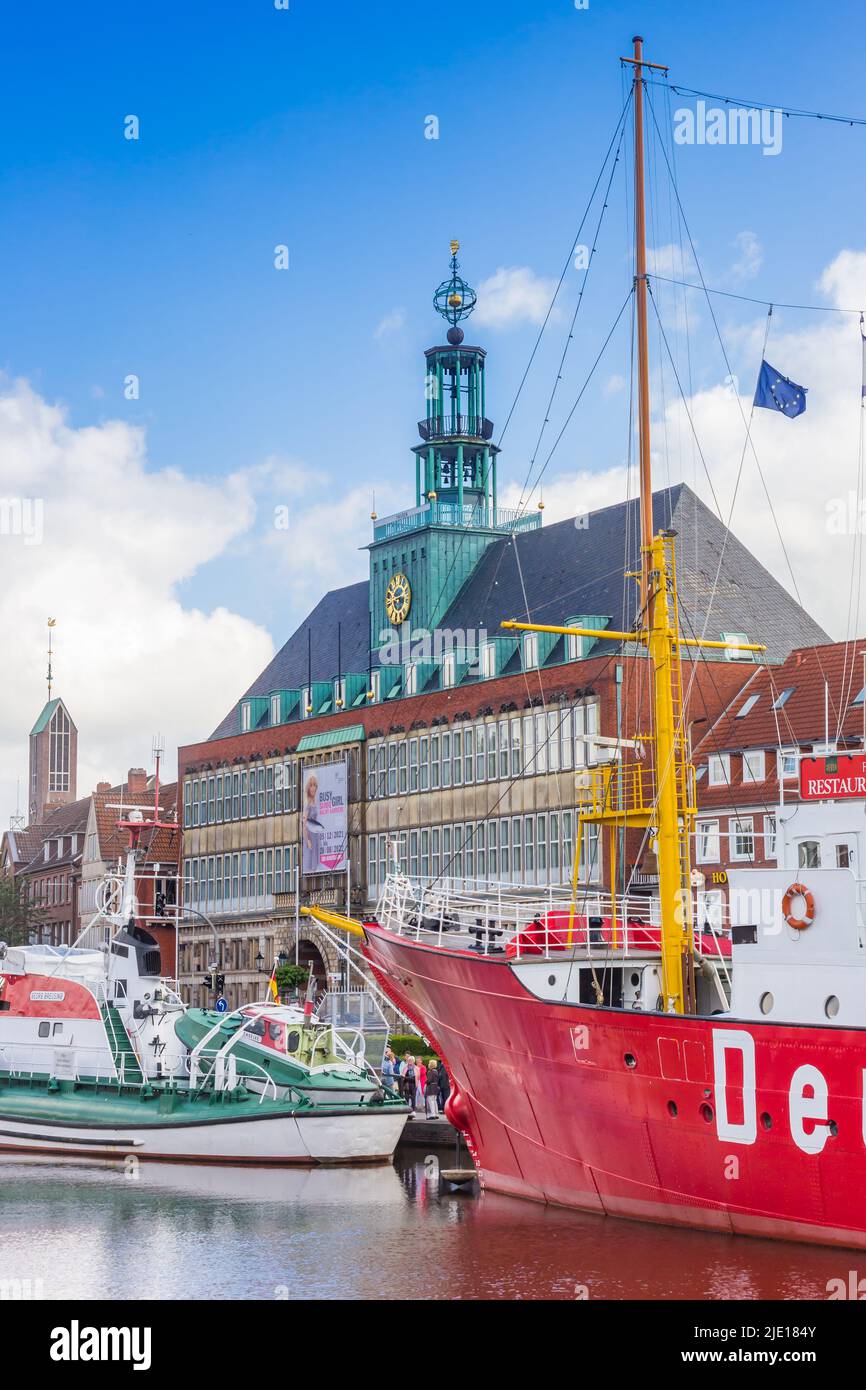 Bunte Schiffe vor dem Rathaus von Emden, Deutschland Stockfoto