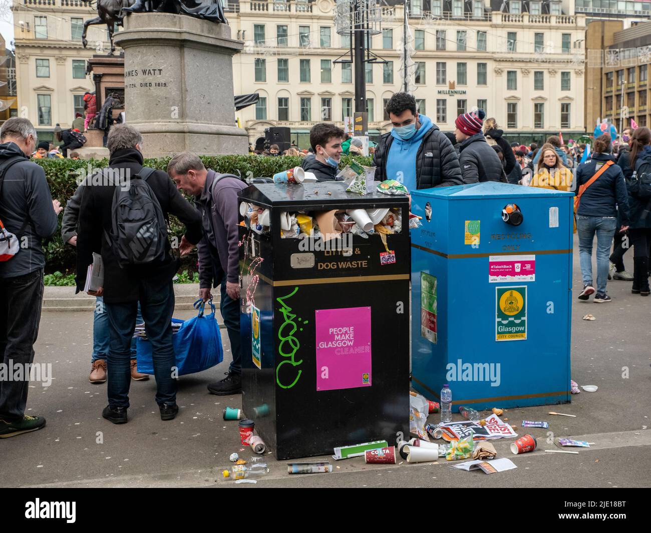 Glasgow, Schottland. VEREINIGTES KÖNIGREICH. 5.. November 2021: Menschen protestieren Cop26 auf dem George Square gegen den Klimawandel. Stockfoto