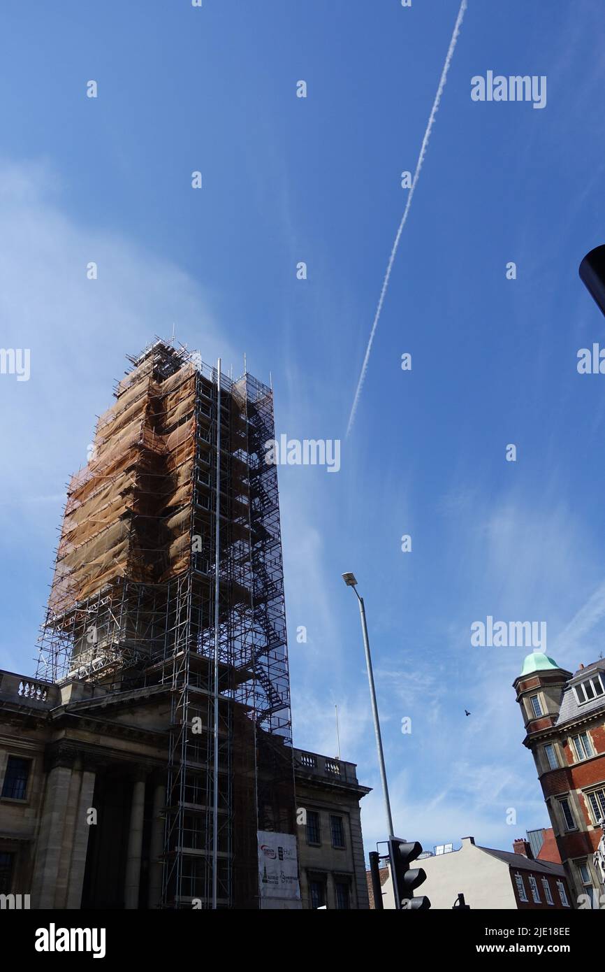 Ein Blick vom Erdgeschoss auf die Guildhall, Hull, Großbritannien, unterstreicht die Reparatur und Renovierung Stockfoto