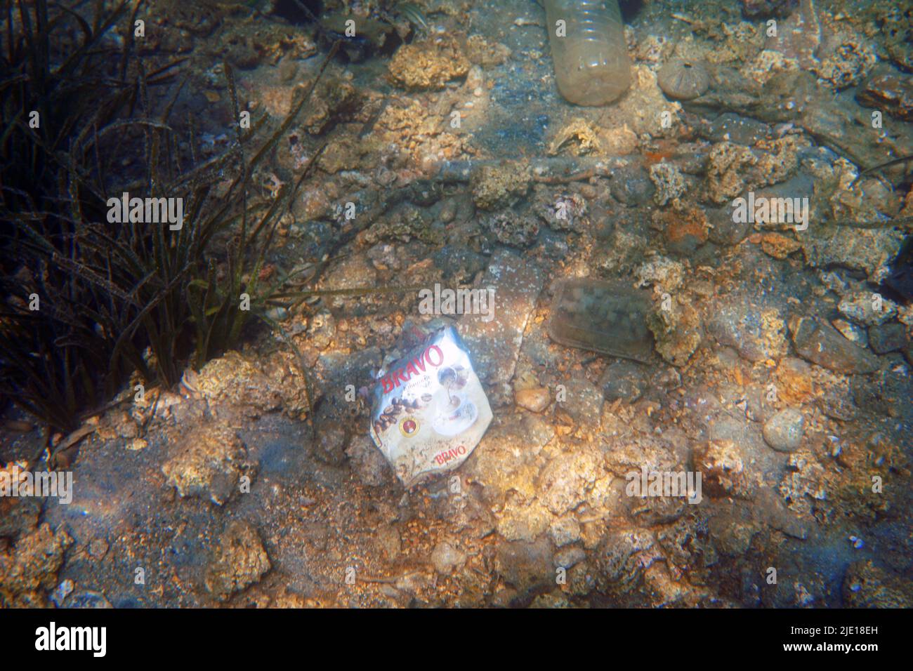 Schlechte Unterwasserszenen mit Müll im Mittelmeer Stockfoto