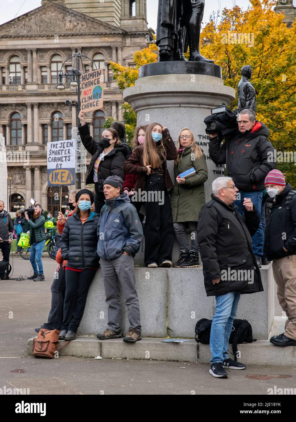 Glasgow, Schottland. VEREINIGTES KÖNIGREICH. 5.. November 2021: Menschen protestieren Cop26 auf dem George Square gegen den Klimawandel. Stockfoto