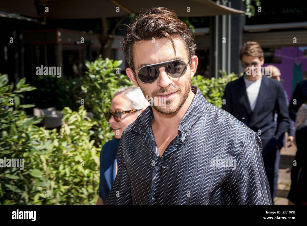 Was Heißt Schauspieler Auf Englisch Der englische Schauspieler Jonathan Bailey war Gast bei der Giorgio