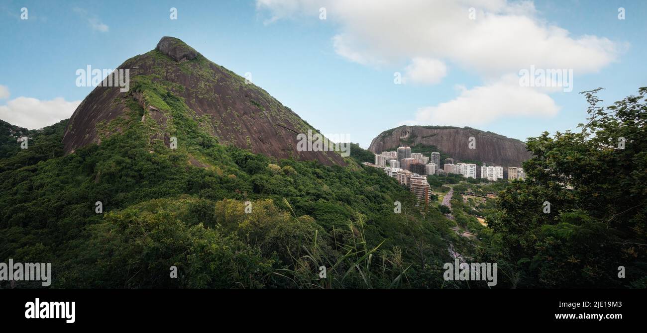 Morro dos Cabritos Hill und Morro do Cantagalo Hill - Rio de Janeiro, Brasilien Stockfoto