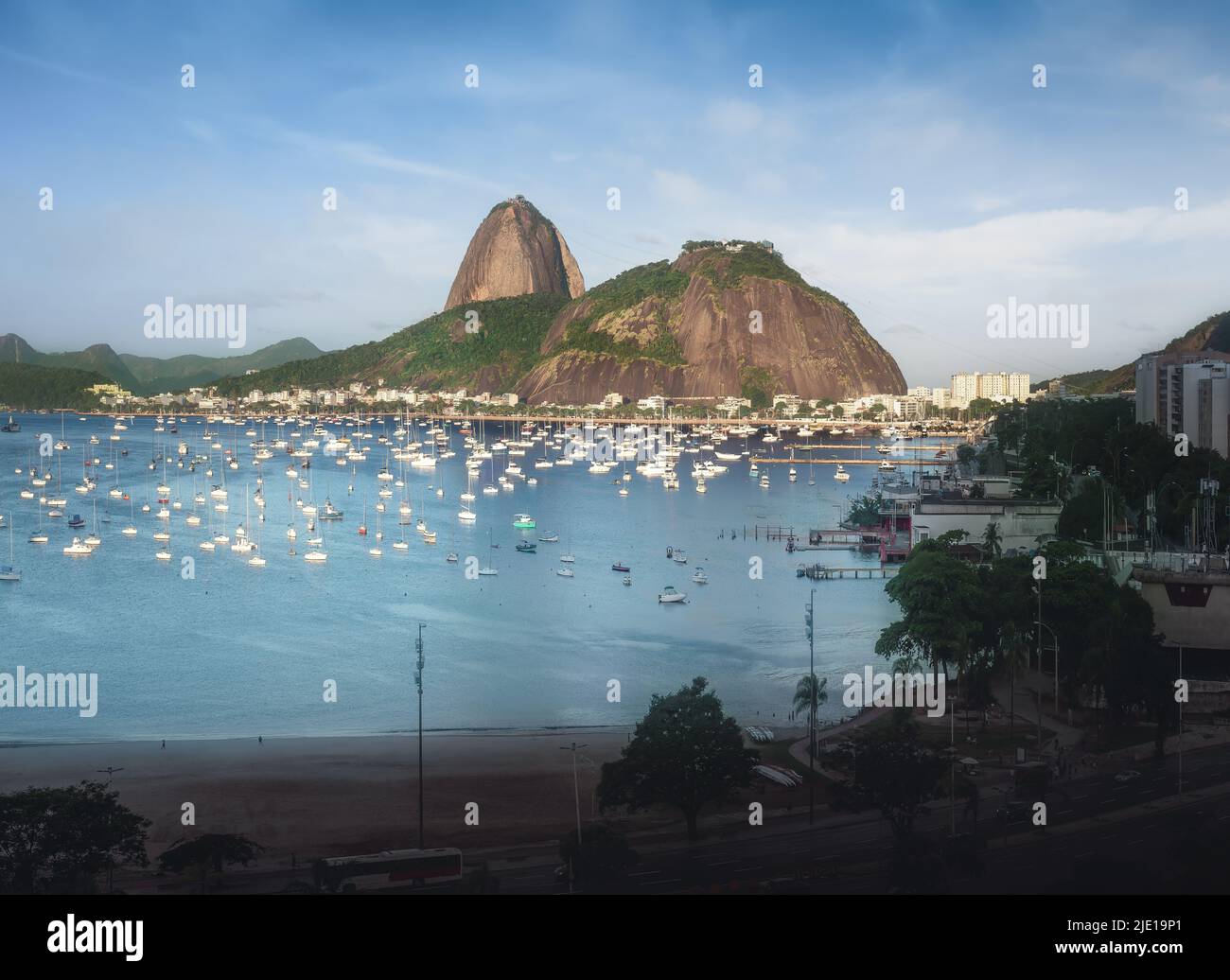 Sugarloaf Mountain und Guanabara Bay in Botafogo - Rio de Janeiro, Brasilien Stockfoto