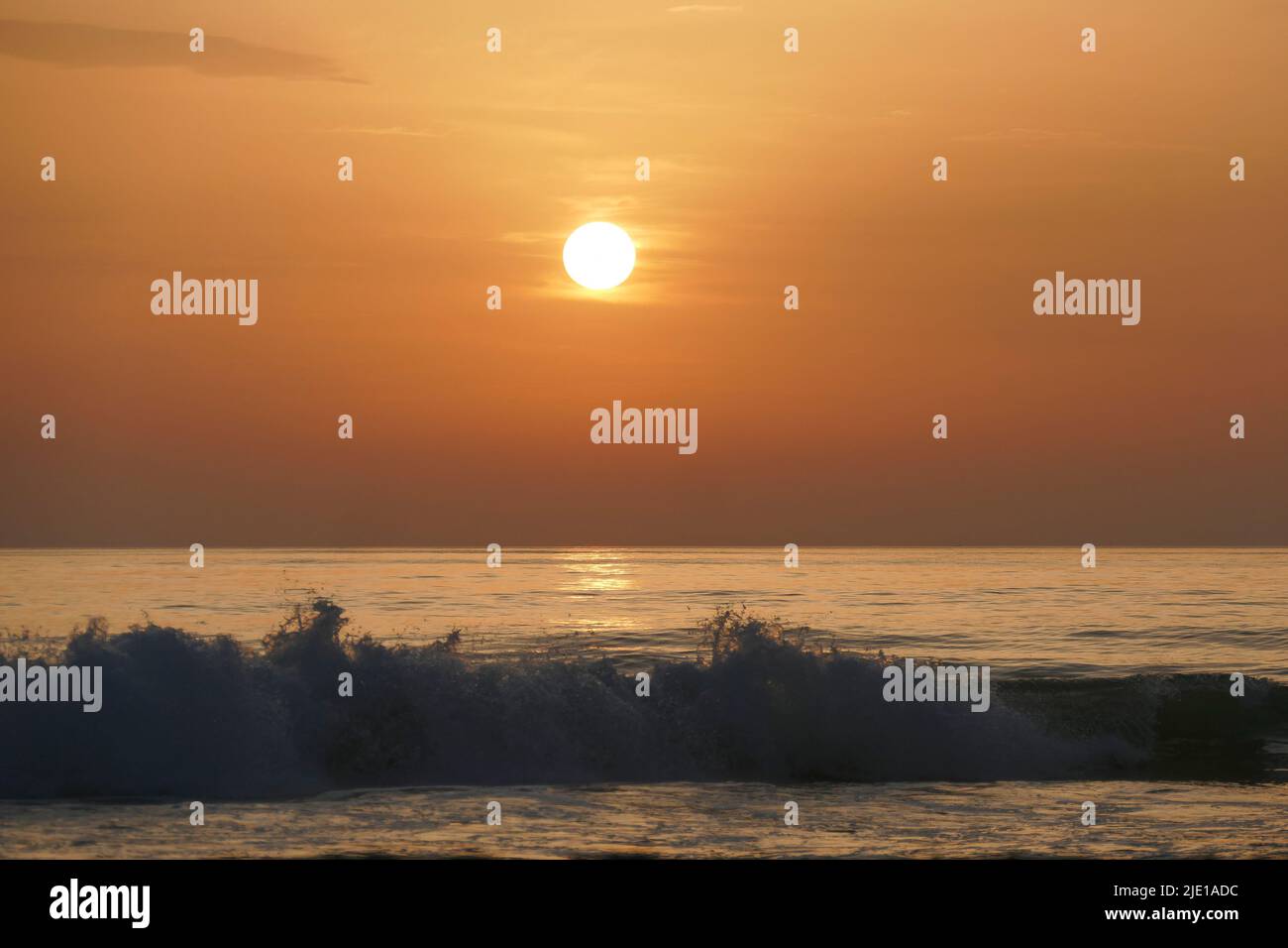 Sonnenuntergang über dem Atlantik in Frankreich Stockfoto