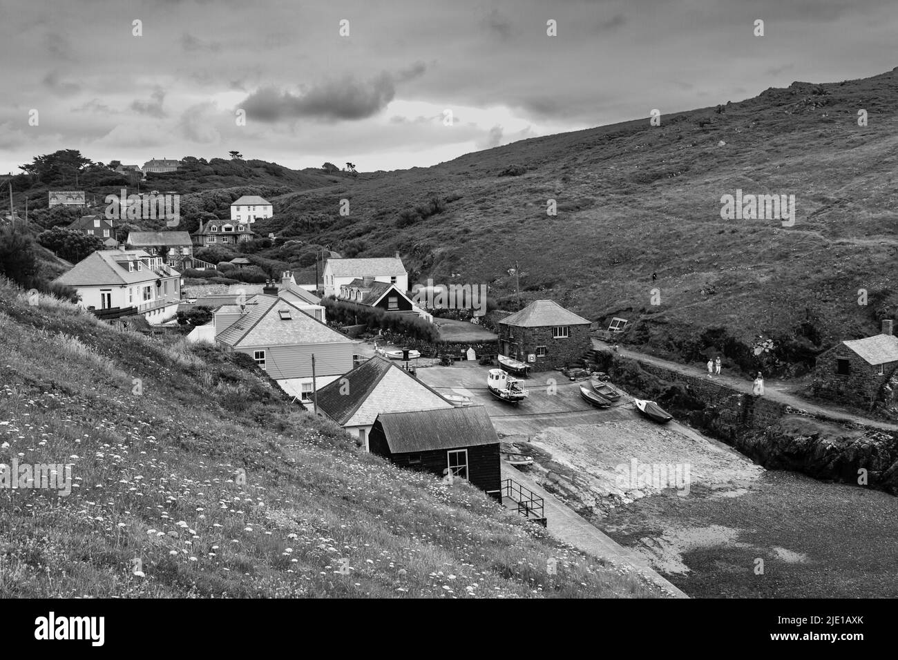 Blick auf Mullion Cove Harbor, Cornwall an einem Junimorgen Stockfoto