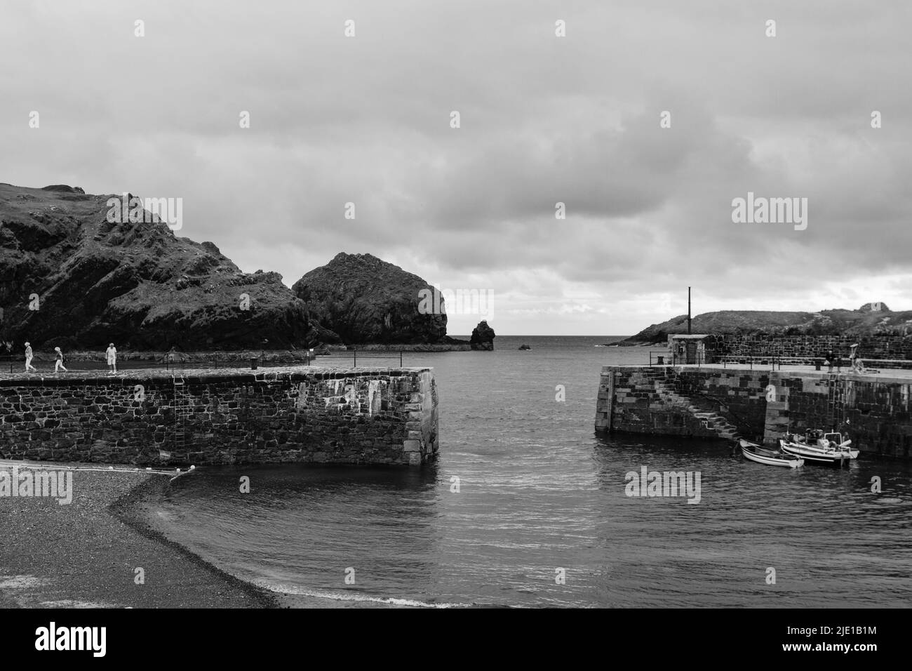 Blick auf Mullion Cove Harbor, Cornwall an einem Junimorgen Stockfoto