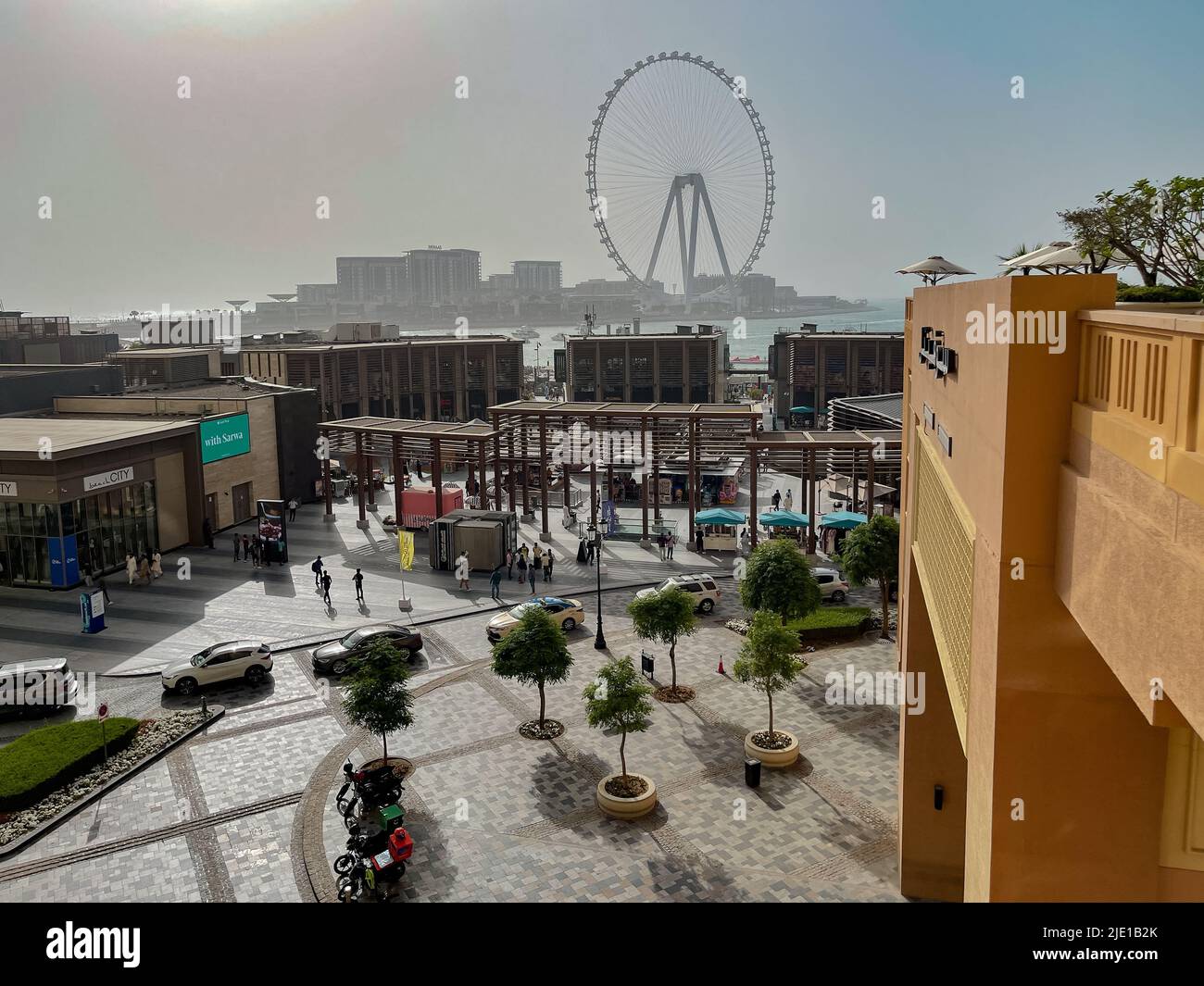 Hoher Blick auf Dubai Waterfront Complex, Einzelhandelsgeschäfte, Restaurants und Sandstrand im Sommer | The Beach at Jumeirah Beach Residence Stockfoto