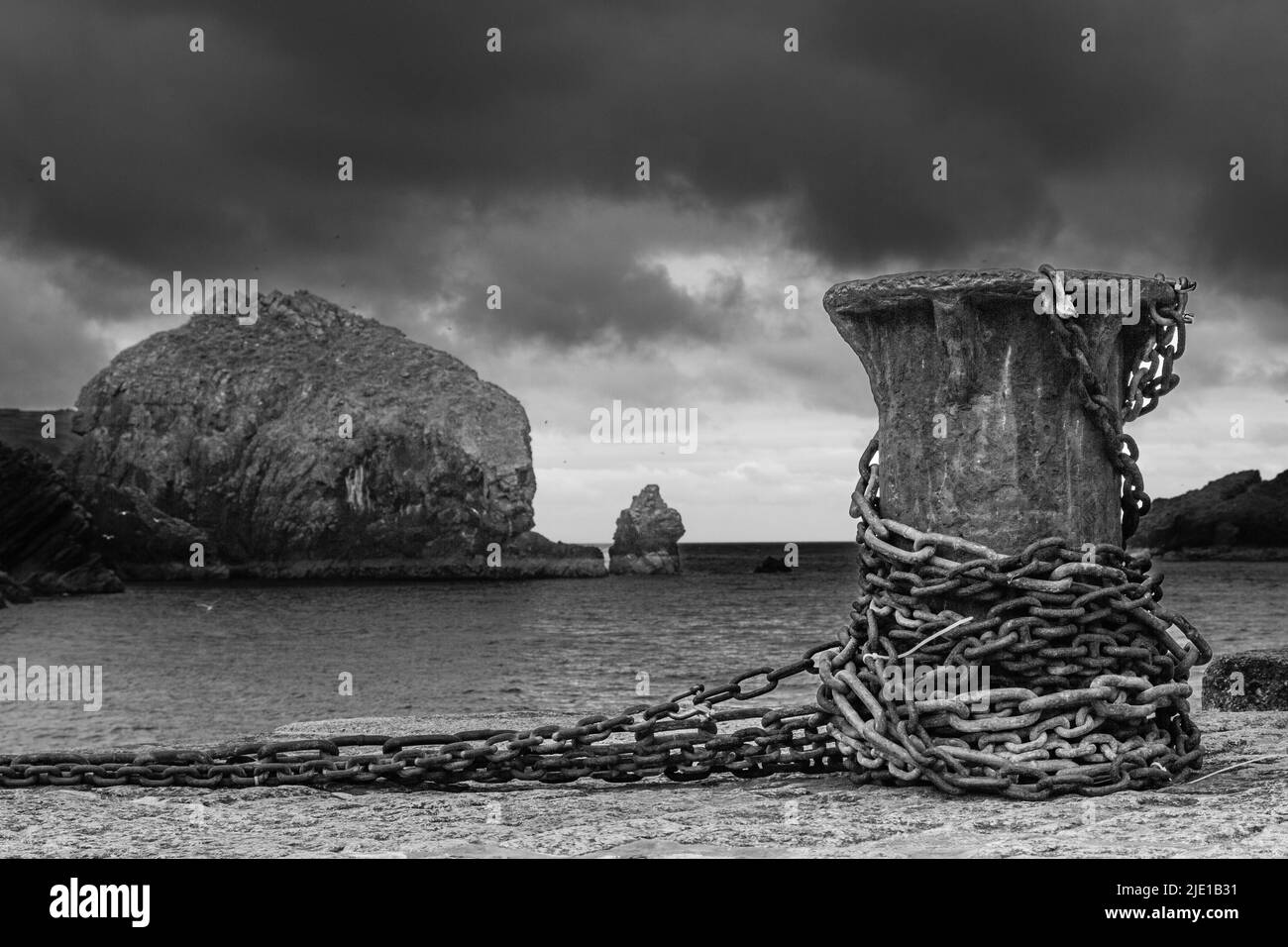 Blick auf Mullion Cove Harbor, Cornwall an einem Junimorgen Stockfoto