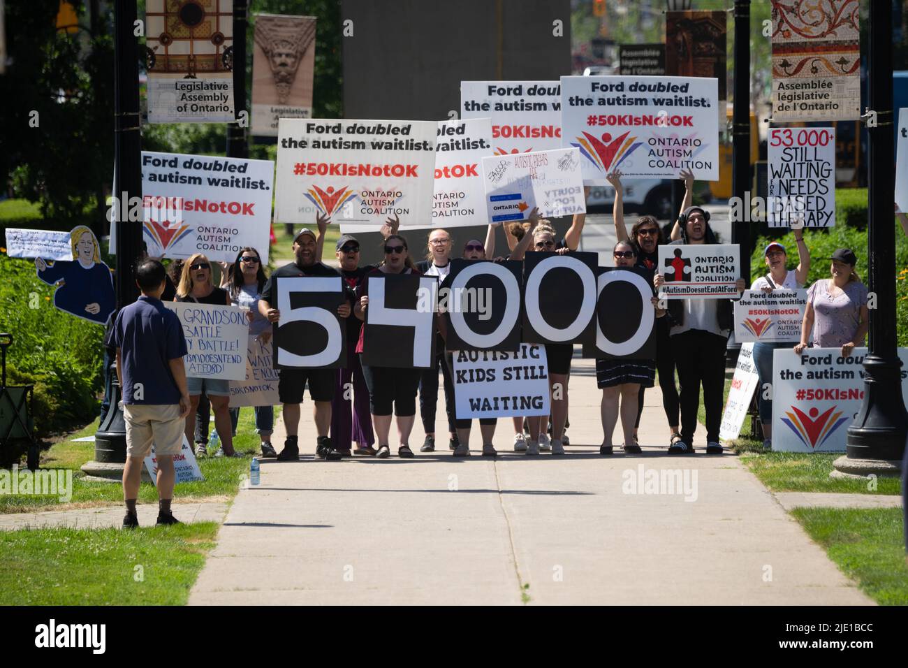 Ontario. Kanada, 23/06/2022, Demonstranten verurteilen Doug Ford wegen schlechter Autismus-Finanzierung bei seiner zweiten Vereidigung als Premierminister von Ontario.Quelle: Puffin's Picters/Alamy Live News Stockfoto