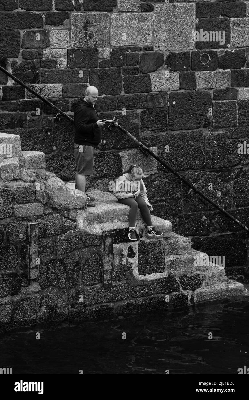 Blick auf Mullion Cove Harbor, Cornwall an einem Junimorgen Stockfoto