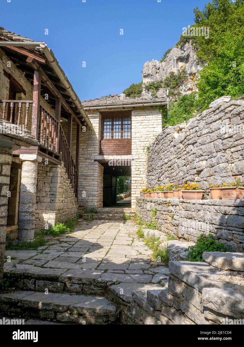 Das Kloster Agia Paraskevi thront auf steilen Klippen hoch über der dramatischen Vikos-Schlucht in der Zagori-Region des Pindus-Gebirges in Nordgriechenland Stockfoto