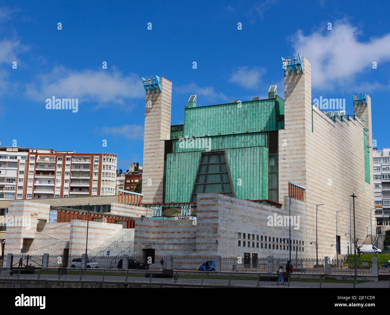 Festival Palace Palacio de Festivales Santander Cantabria Spanien Gebäude, das entworfen wurde, um einen Tiger darzustellen, der auf seinem Rücken mit seinen Beinen in der Luft liegt Stockfoto