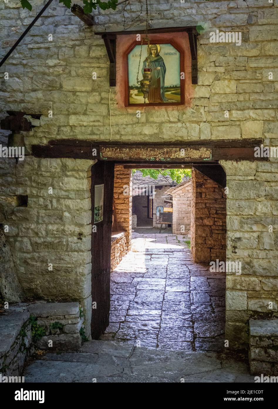 Das Kloster Agia Paraskevi thront auf steilen Klippen hoch über der dramatischen Vikos-Schlucht in der Zagori-Region des Pindus-Gebirges in Nordgriechenland Stockfoto