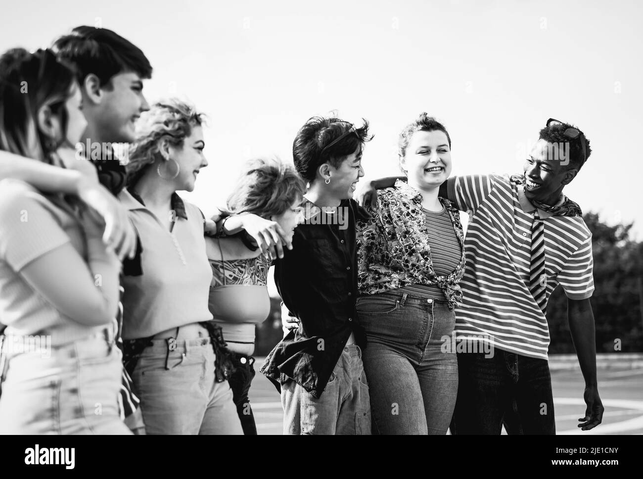 Glückliche junge Millennial-Freunde, die Spaß haben, zusammen zu hängen - Schwarzweiß-Schnitt Stockfoto