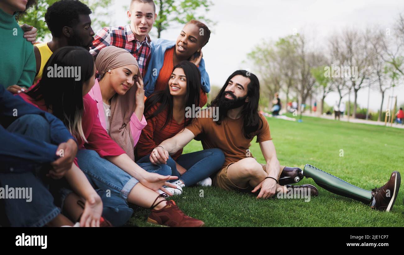 Gruppe von jungen multirassischen Freunden, die Spaß zusammen im Park - Freundschaft und Vielfalt Konzept Stockfoto