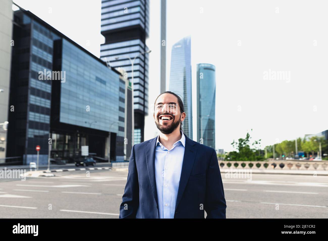 Erfolgreicher junger Mann außerhalb des Unternehmensbüros Stockfoto