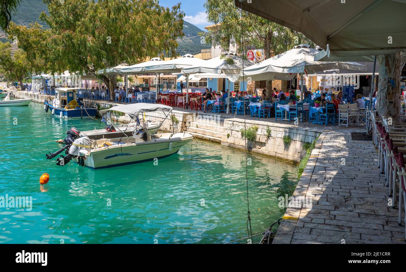 Boote im hübschen Hafen von Vassiliki an der Südküste von Lefkada auf den ionischen Inseln Griechenlands Stockfoto
