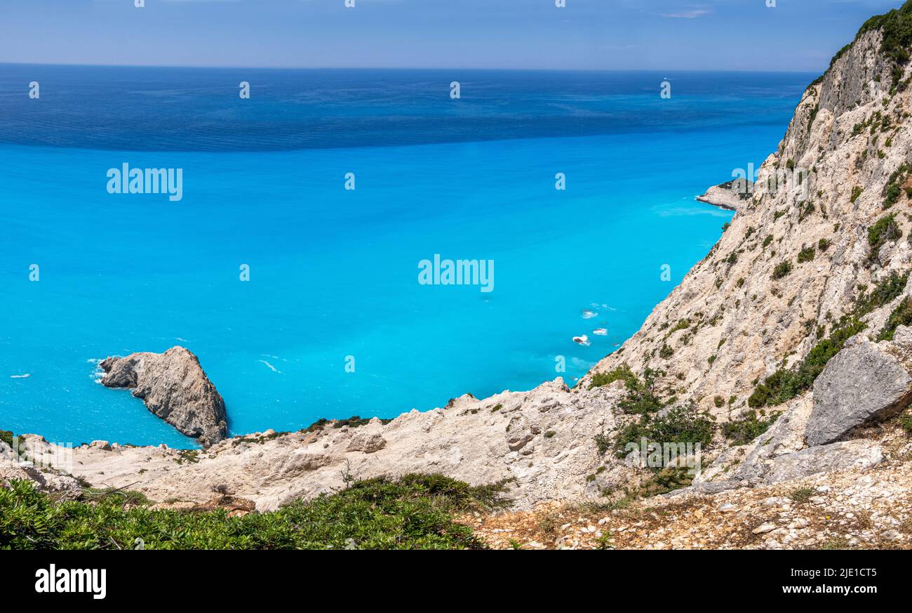 Leuchtendes türkisblaues Meer vor Kap Lefkata oder Doukato, verursacht durch Feinstaub-Gesteinsmehl durch Erosion der Kalksteinklippen - Lefkada Griechenland Stockfoto