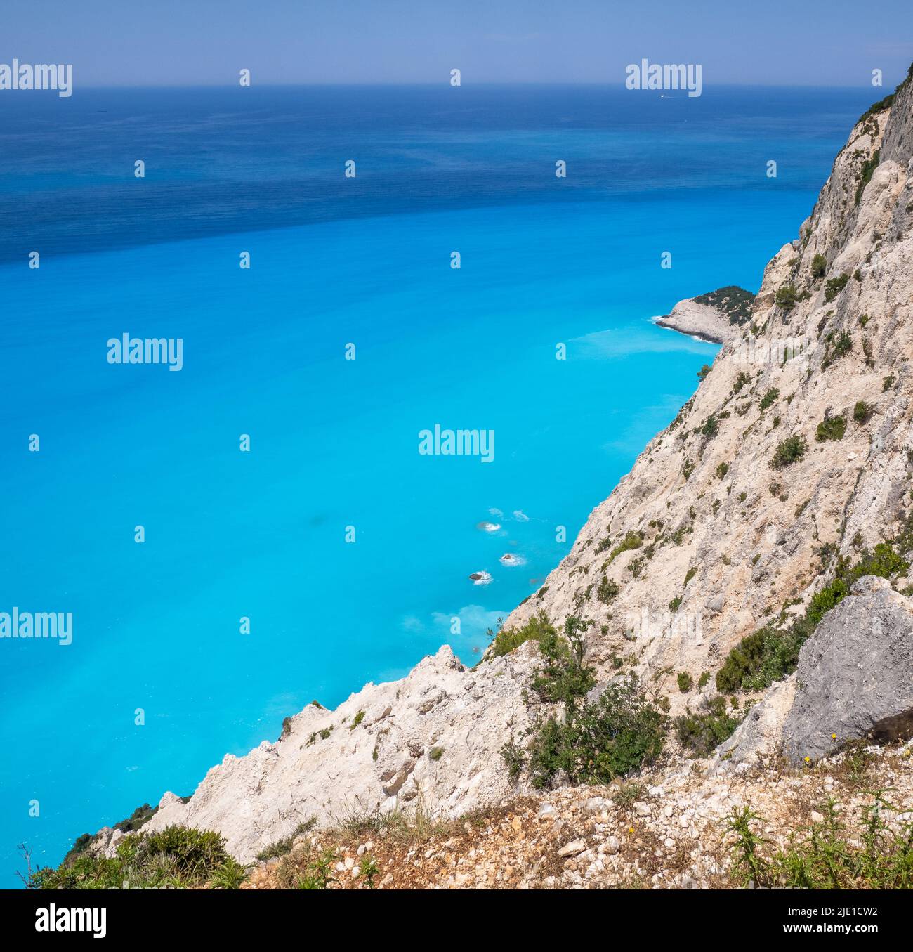 Leuchtendes türkisblaues Meer vor Kap Lefkata oder Doukato, verursacht durch Feinstaub-Gesteinsmehl durch Erosion der Kalksteinklippen - Lefkada Griechenland Stockfoto