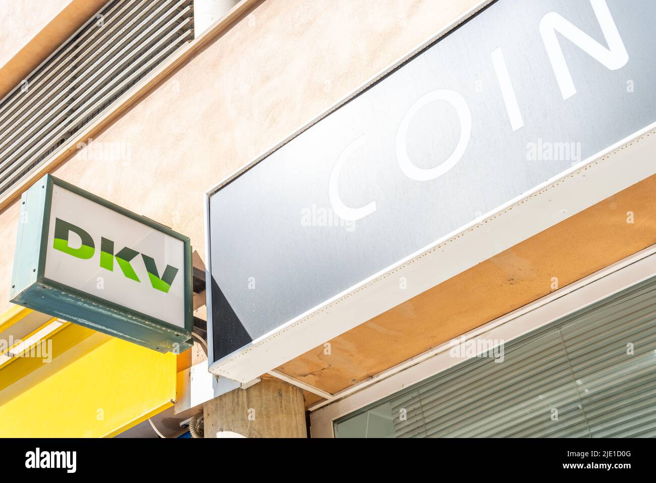 Manacor, Spanien; Mai 14 2022: Plakat der internationalen Versicherungsgesellschaft DKV in der mallorquinischen Stadt Manacor, Spanien Stockfoto