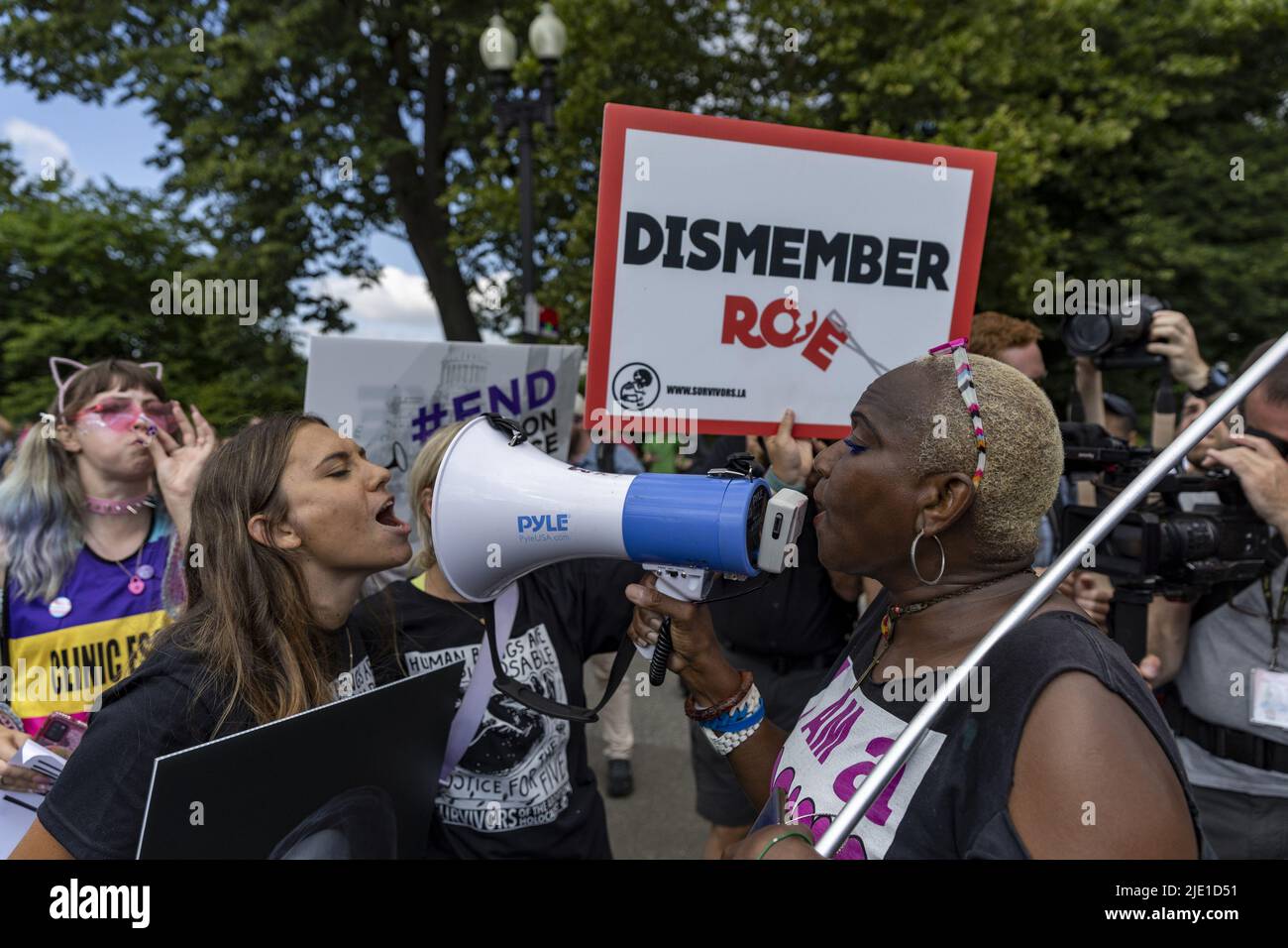 Washington, Usa. 24.. Juni 2022. Die Protsetzer debattieren am Freitag, den 24. Juni 2022, vor dem Obersten Gerichtshof der Vereinigten Staaten in Washington, DC. Der Oberste Gerichtshof hob Roe vs Wade mit einer Abstimmung von 6-3 auf, wodurch das verfassungsmäßige Recht auf Abtreibung nach 50 Jahren nach der Entscheidung beseitigt wurde. Foto von Tasos Katopodis/UPI Credit: UPI/Alamy Live News Stockfoto