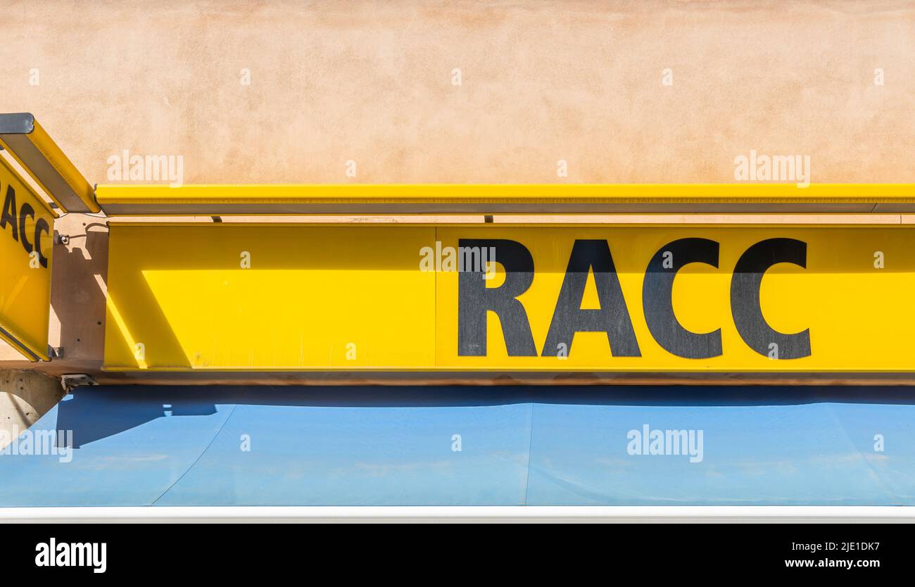 Manacor, Spanien; Mai 14 2022: Plakat der internationalen Versicherungsgesellschaft RACC in der mallorquinischen Stadt Manacor, Spanien Stockfoto