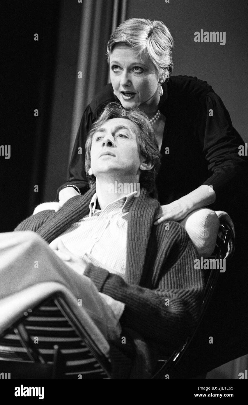Jeremy Clyde (Max), Polly Adams (Charlotte) in THE REAL THING von Tom Stoppard im Strand Theatre, London WC2 16/11/1982 Design: Carl Toms Beleuchtung: William Bundy Regie: Peter Wood Stockfoto