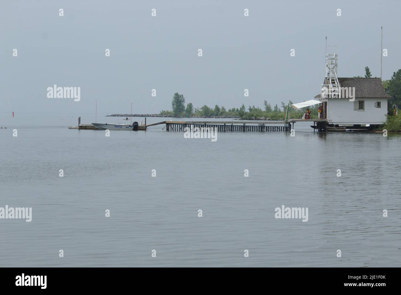 Nebeliger See mit Booten Stockfoto