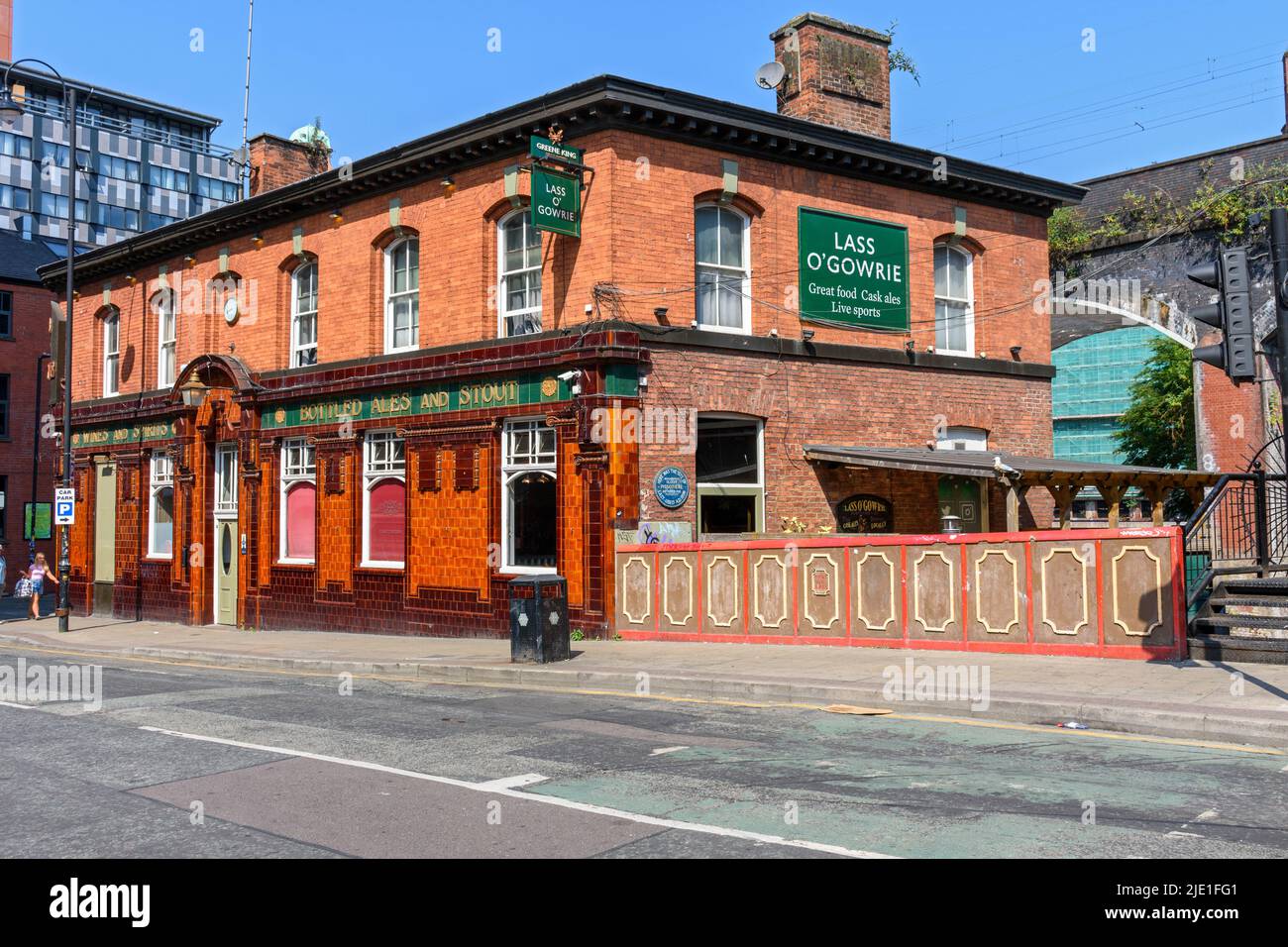 Das öffentliche Haus Lass o'Gowrie und die Brücke, die die Charles Street über den Fluss Medlock führt, Manchester, England, Großbritannien. Stockfoto