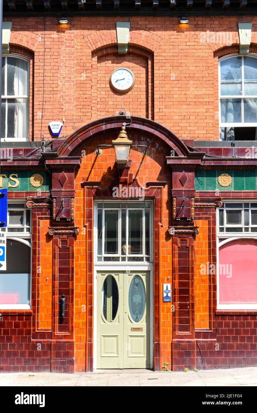 Die Tür des öffentlichen Hauses Lass o'Gowrie, Charles Street, Manchester, England, Großbritannien Stockfoto