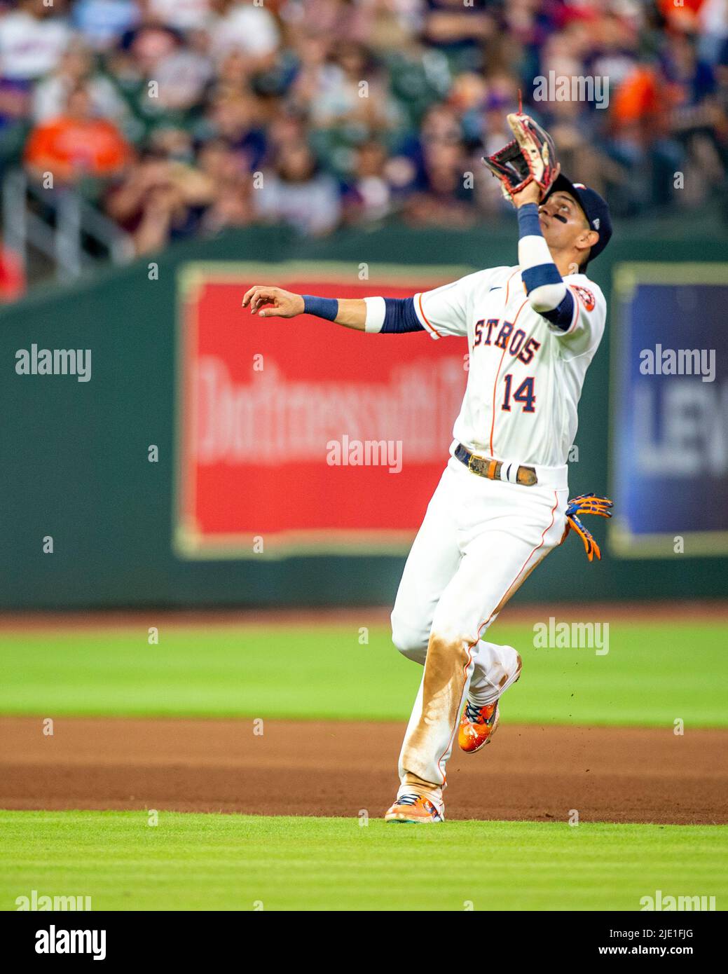 Houston Astros Shortstop Mauricio Duvon (14) Visiere einen Fliegerball in der Spitze des achten Innings des MLB-Spiels zwischen den Houston Astros und dem N Stockfoto