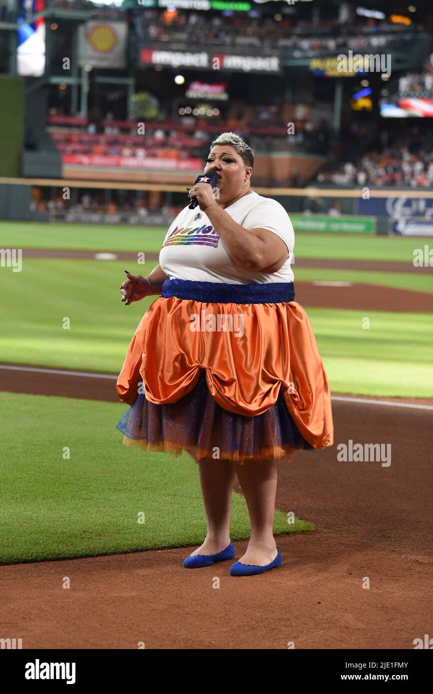 Christina Wells, die Pride Night vertritt, singt die Nationalhymne vor dem MLB-Spiel zwischen den Houston Astros und den New York Mets am Dienstag, Stockfoto