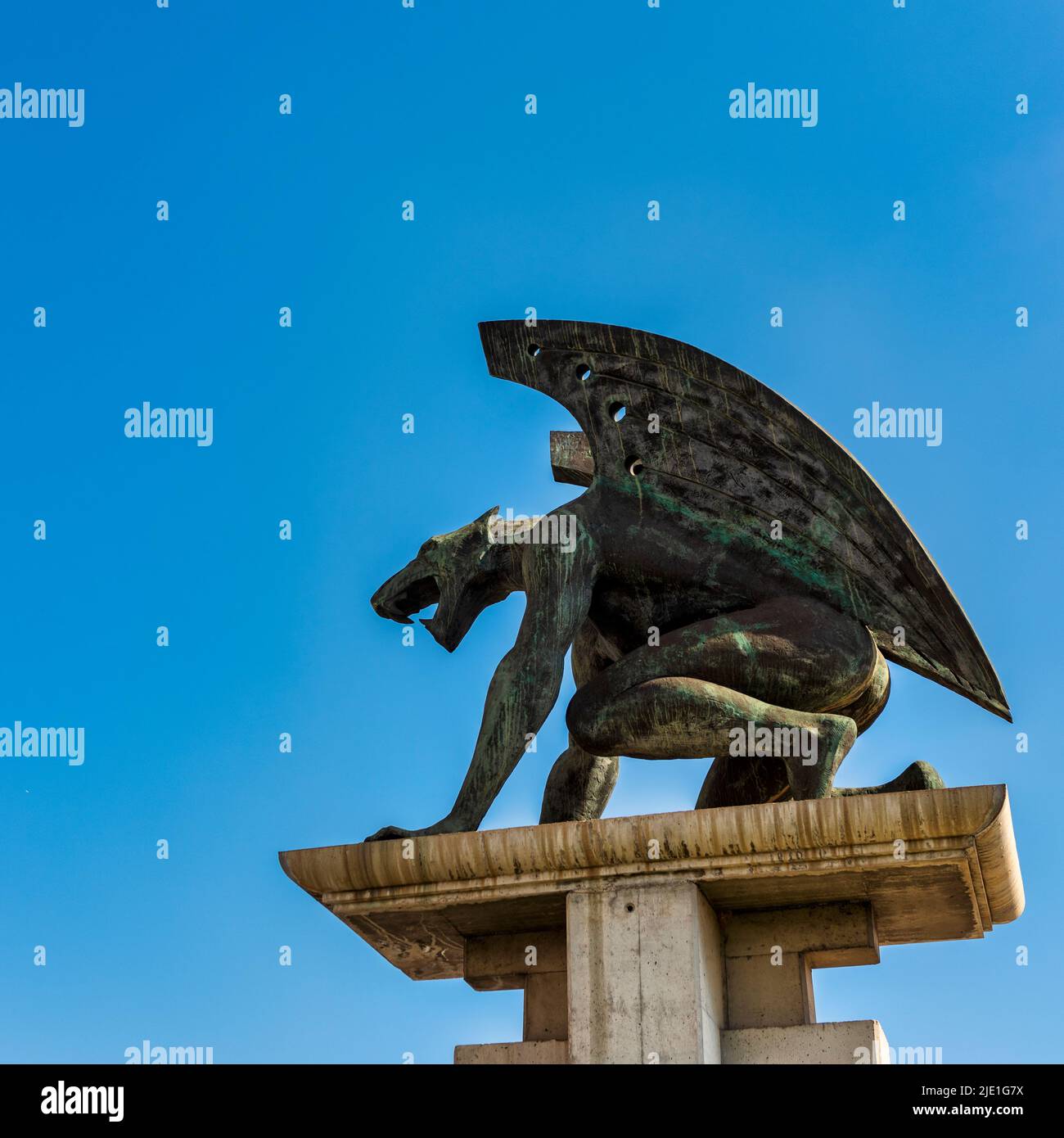Die Geflügelten Brückenwächter in Valencia, Spanien, sind Figuren von riesigen geflügelten Kreaturen mit den Köpfen von wilden Katzen, die auf der Monarchy Bridge stehen Stockfoto