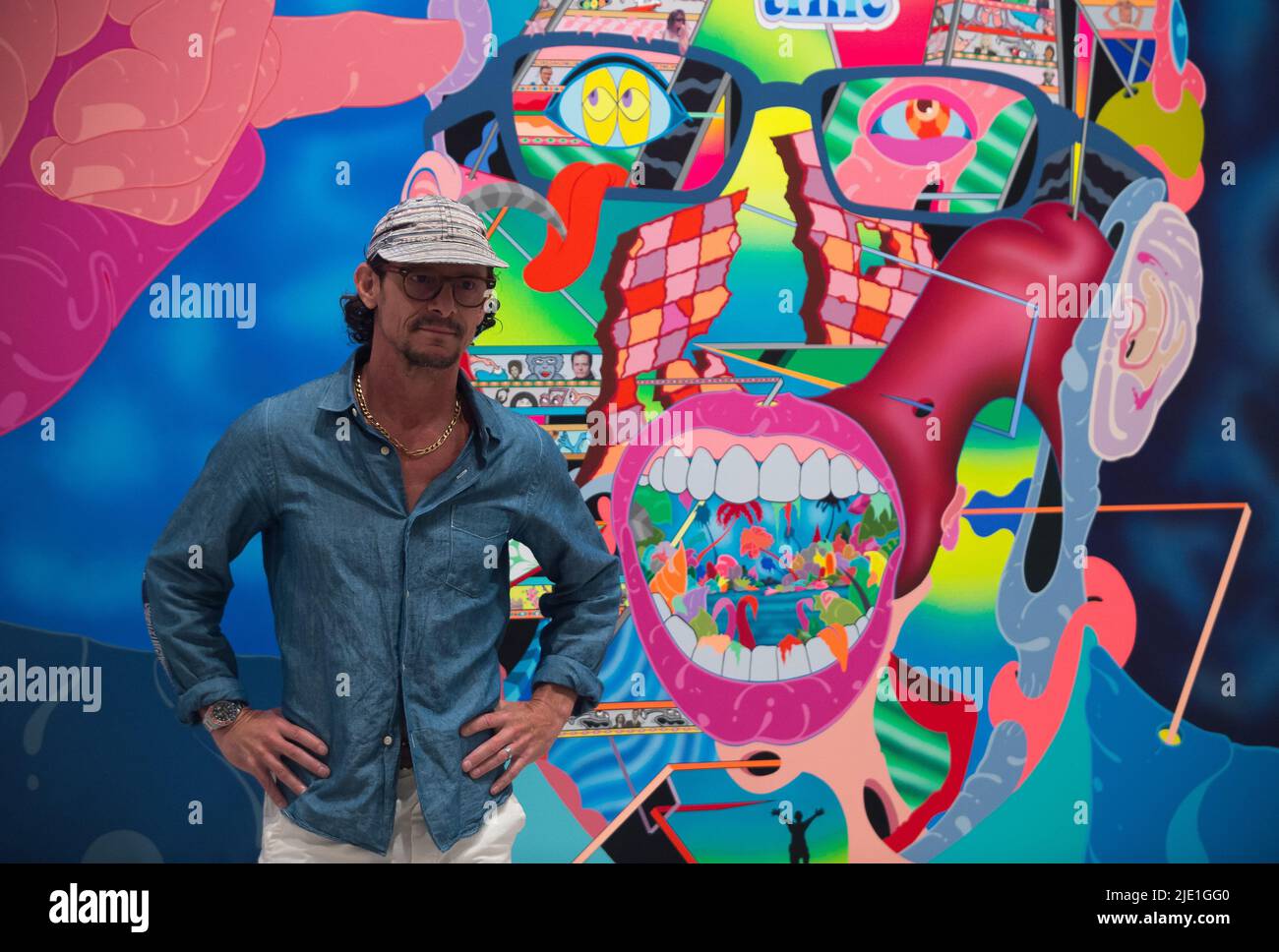 Der deutsche Künstler Erik Parker wird bei der Eröffnung der Ausstellung „Easy Freedom“ im Contemporary Art Center für die Medien posiert. Diese Schau, die als die wichtigste Ausstellung des Künstlers gilt und Einfluss auf seine US-Subkultur hat, zeigt fast 40 Werke und Gemälde, die durch gesättigte und fluoreszierende Farben gekennzeichnet sind. Erik Parker, ein Künstler aus New York, kombiniert verschiedene Stile, die die Ästhetik der Psychedelie darstellen. Die Ausstellung läuft ab 24.. Juni bis 28.. August, Stockfoto
