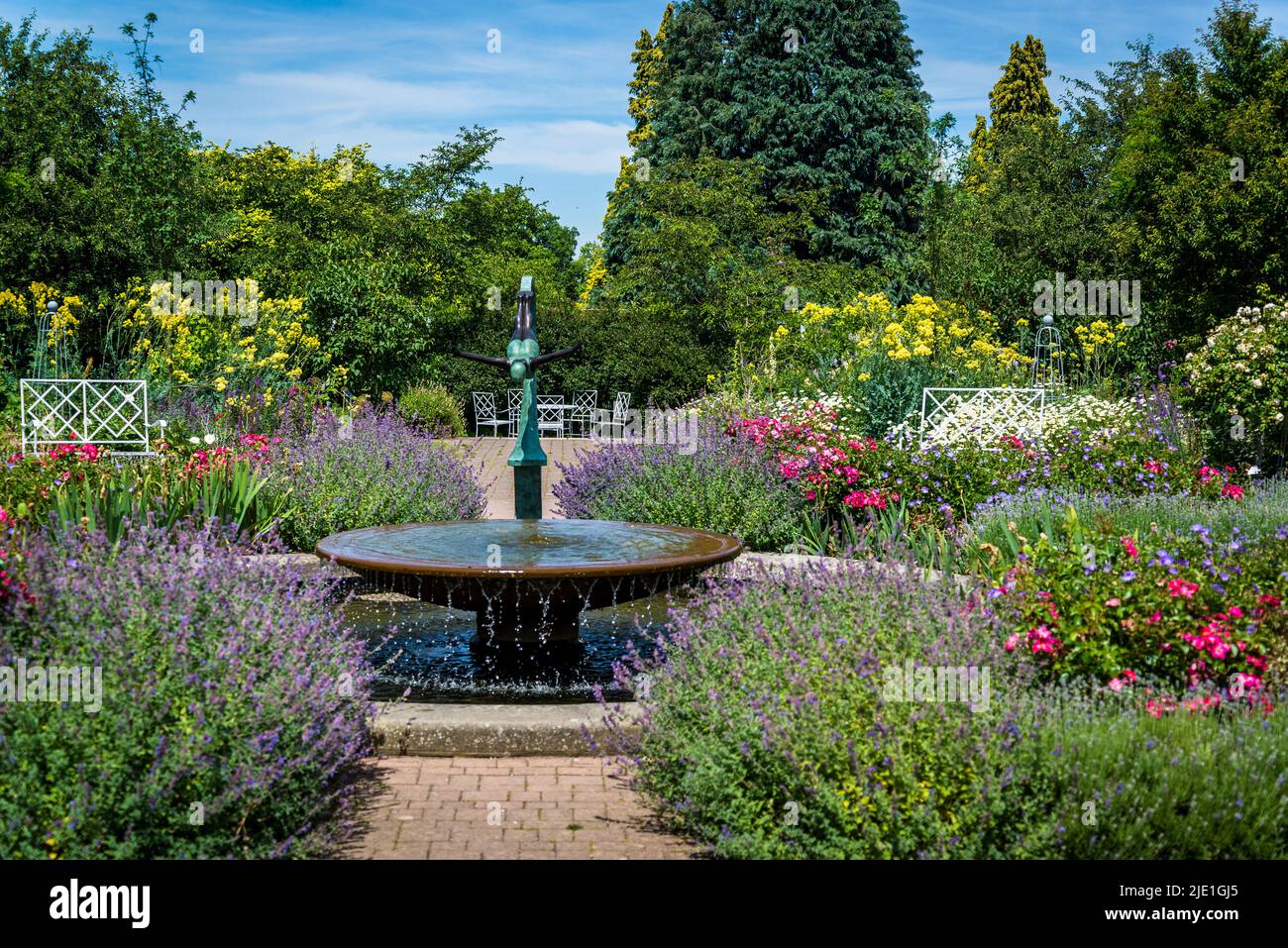 Wasserbrunnen im Cottage Garden im Juni, RHS Wisley Gardens, Surrey, England, Großbritannien Stockfoto