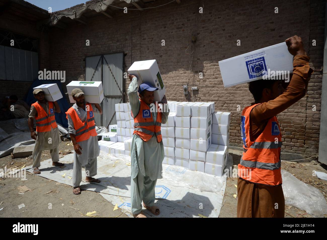 Peshawar, Pakistan. 23.. Juni 2022. Mitarbeiter der Alkhidmat-Stiftung verladen Hilfsgüter auf Lieferwagen, um nach afghanischen Erdbebenopfern in Chamkani zu versenden. Mehr als 1.000 Menschen wurden getötet und mehr als 1.500 weitere verletzt, nachdem ein Erdbeben der Stärke 5,9 vor Sonnenaufgang am 22. Juni Ostafghanistan getroffen hatte, berichtete die staatliche afghanische Nachrichtenagentur Bakhtar. Nach Angaben der Behörden dürfte die Zahl der Todesopfer steigen. (Foto: Hussain Ali/Pacific Press) Quelle: Pacific Press Media Production Corp./Alamy Live News Stockfoto