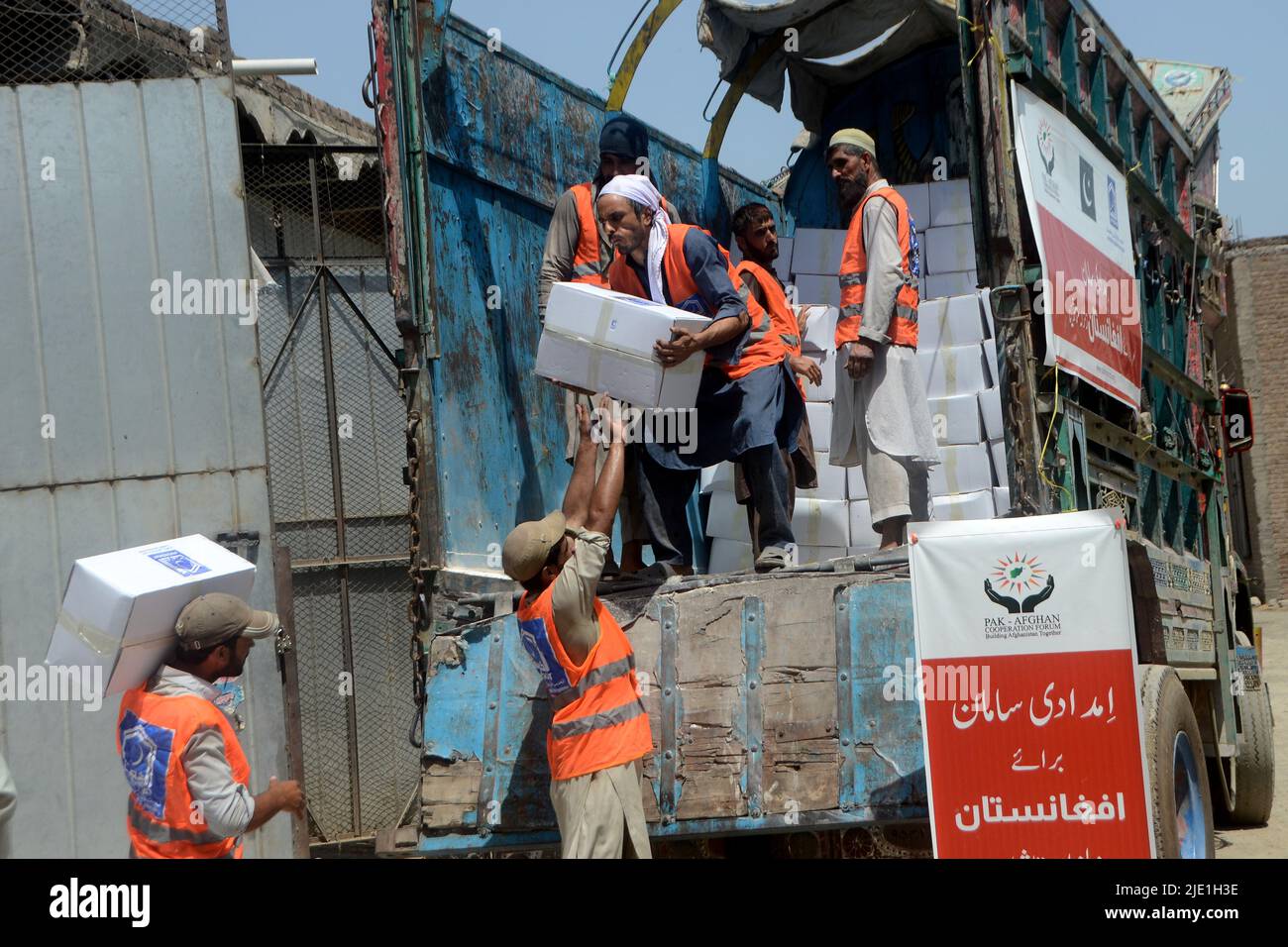 Peshawar, Pakistan. 23.. Juni 2022. Mitarbeiter der Alkhidmat-Stiftung verladen Hilfsgüter auf Lieferwagen, um nach afghanischen Erdbebenopfern in Chamkani zu versenden. Mehr als 1.000 Menschen wurden getötet und mehr als 1.500 weitere verletzt, nachdem ein Erdbeben der Stärke 5,9 vor Sonnenaufgang am 22. Juni Ostafghanistan getroffen hatte, berichtete die staatliche afghanische Nachrichtenagentur Bakhtar. Nach Angaben der Behörden dürfte die Zahl der Todesopfer steigen. (Foto: Hussain Ali/Pacific Press) Quelle: Pacific Press Media Production Corp./Alamy Live News Stockfoto