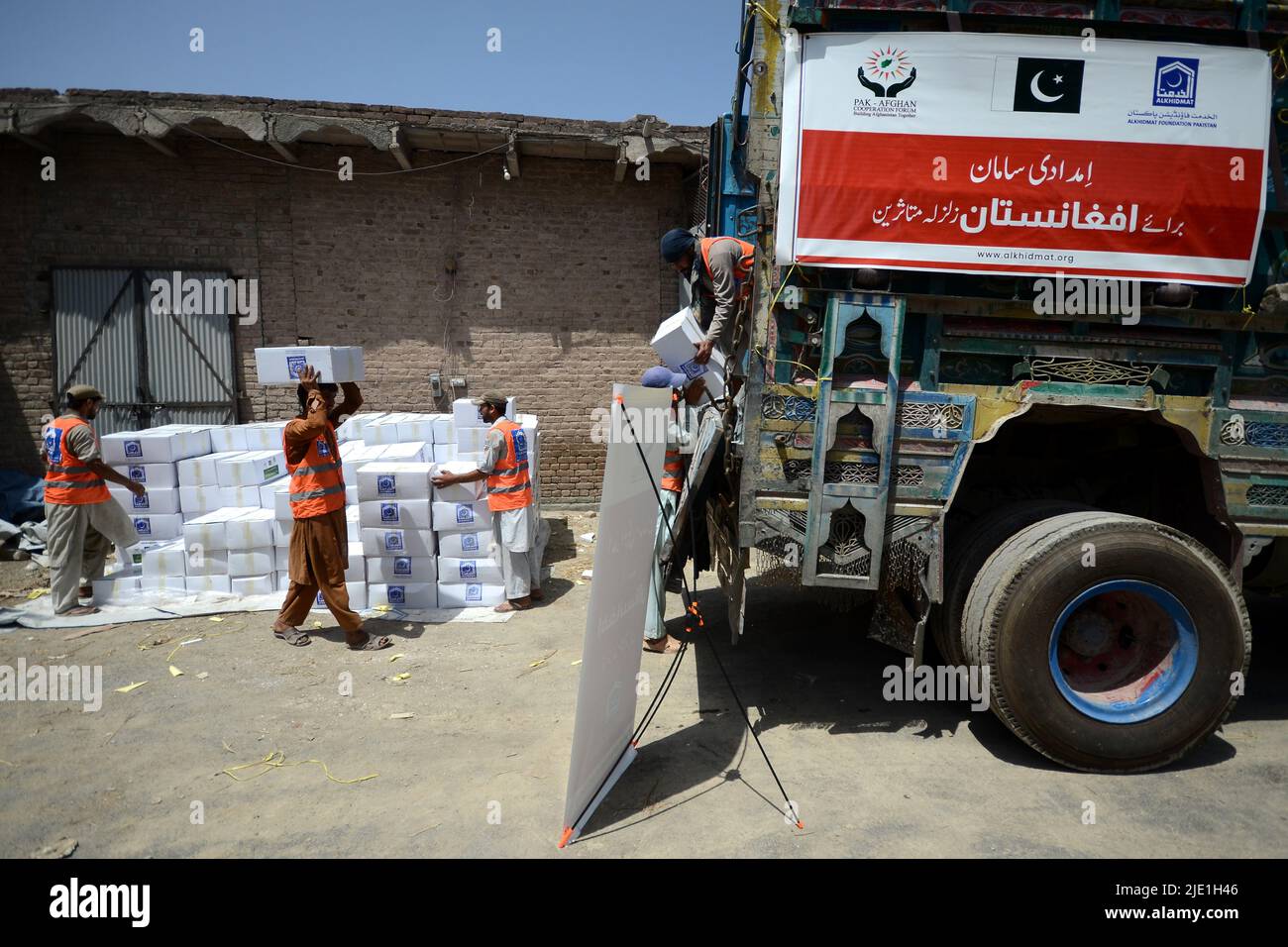 Peshawar, Pakistan. 23.. Juni 2022. Mitarbeiter der Alkhidmat-Stiftung verladen Hilfsgüter auf Lieferwagen, um nach afghanischen Erdbebenopfern in Chamkani zu versenden. Mehr als 1.000 Menschen wurden getötet und mehr als 1.500 weitere verletzt, nachdem ein Erdbeben der Stärke 5,9 vor Sonnenaufgang am 22. Juni Ostafghanistan getroffen hatte, berichtete die staatliche afghanische Nachrichtenagentur Bakhtar. Nach Angaben der Behörden dürfte die Zahl der Todesopfer steigen. (Foto: Hussain Ali/Pacific Press) Quelle: Pacific Press Media Production Corp./Alamy Live News Stockfoto