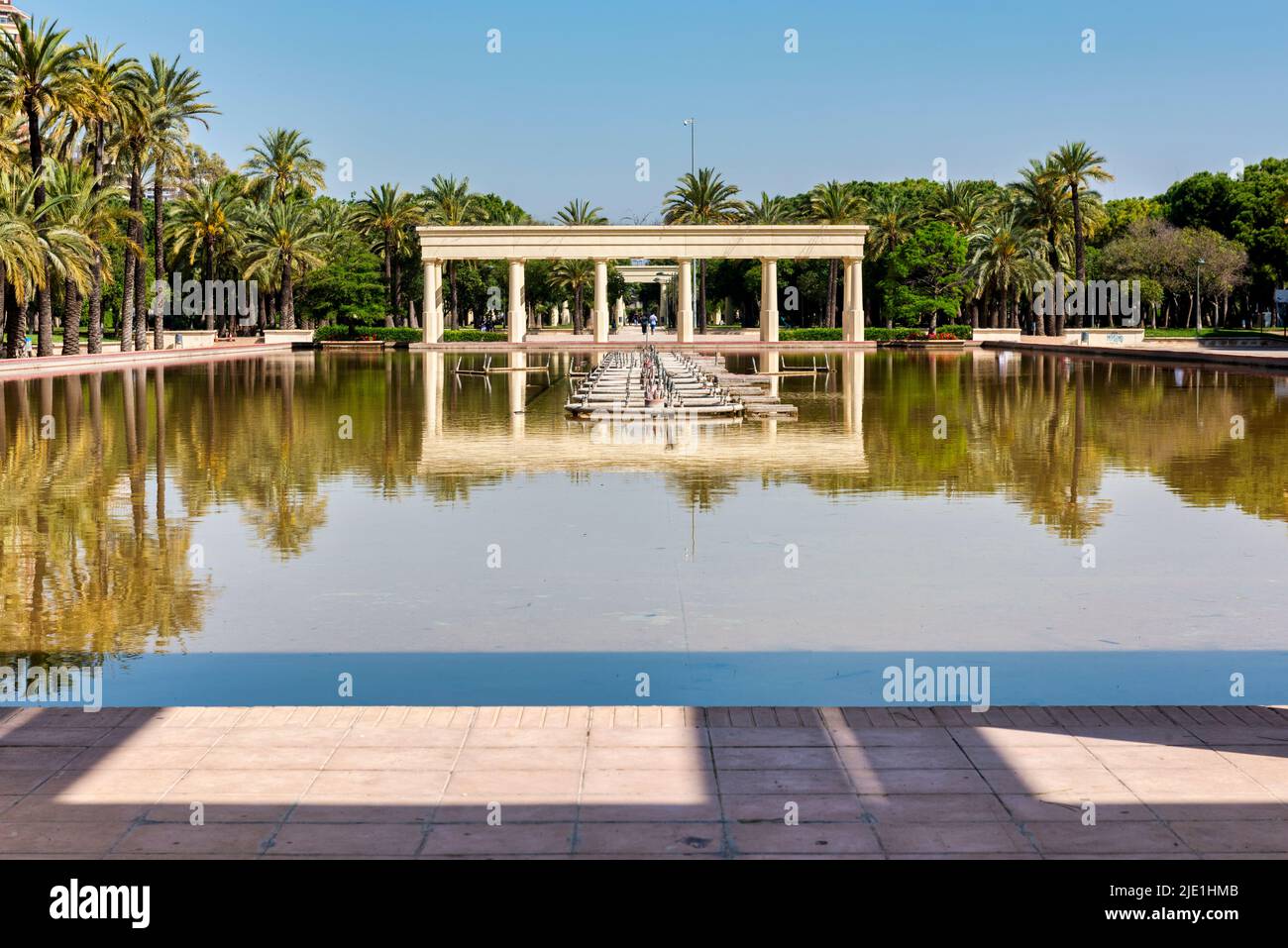 Der Brunnen und der See vor dem Palast der Musik in Valencia in Spanien Stockfoto