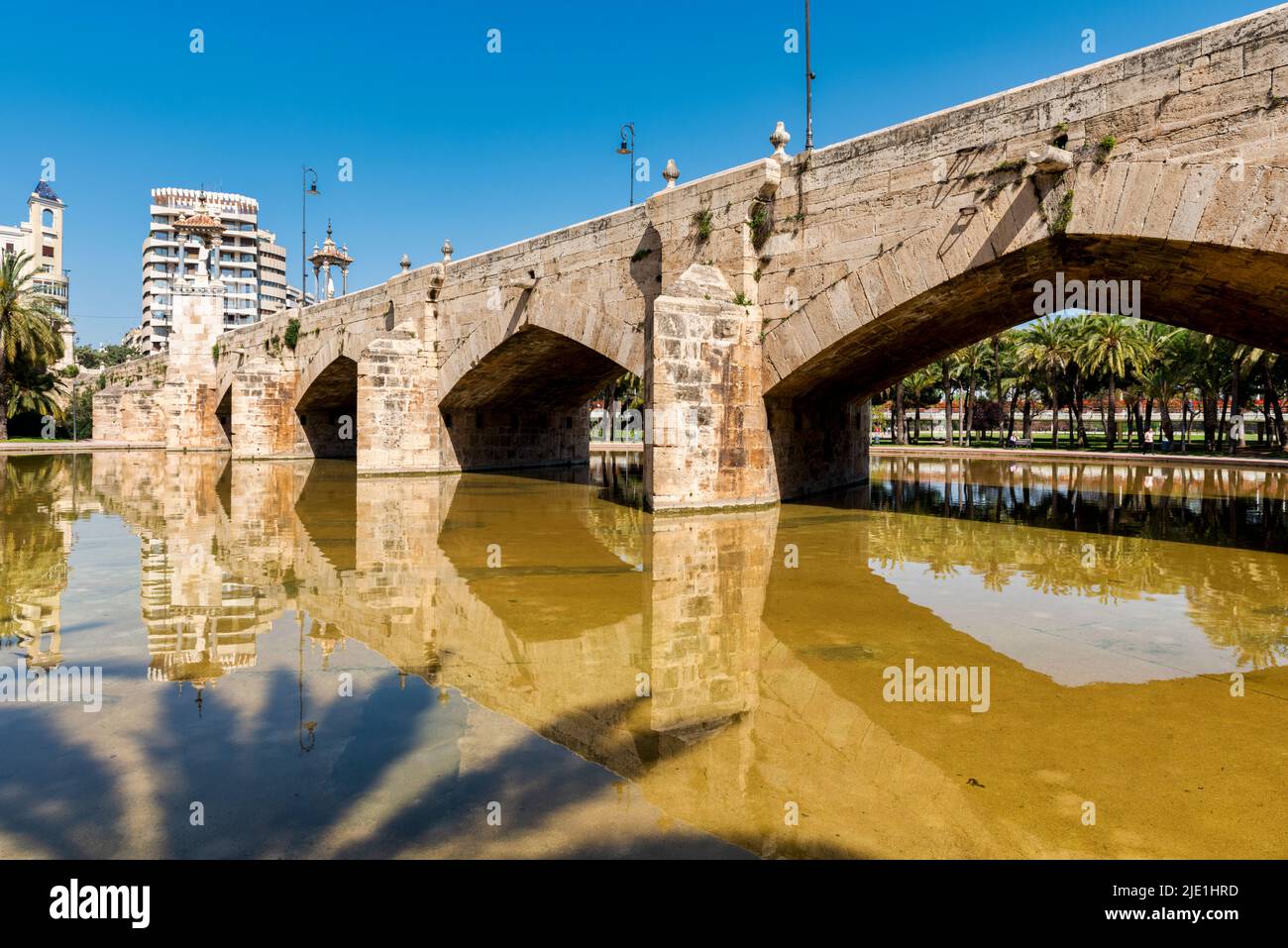 Pont del Real über dem alten Fluss Turia in Valencia, Spanien Stockfoto