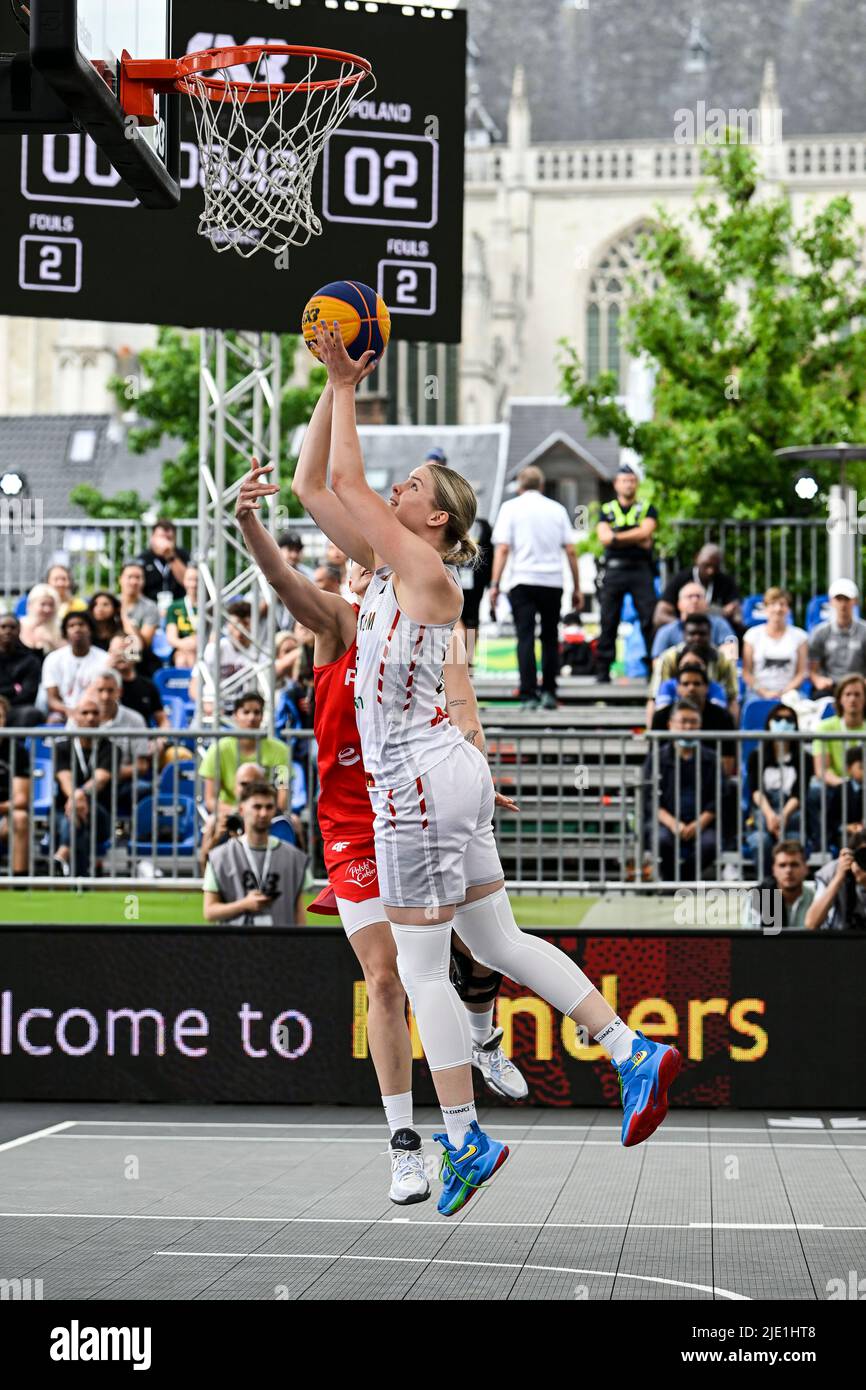 Antwerpen, Belgien. 24.. Juni 2022. Die belgische Becky Massey wurde während eines 3x3-Basketballspiels zwischen Belgien und Polen in der Qualifikationsrunde der Frauen bei der Weltmeisterschaft der FIBA 2022 am Freitag, den 24. Juni 2022 in Antwerpen in Aktion gezeigt. Die FIBA 3x3 Basket World Cup 2022 findet vom 21. Bis 26. Juni in Antwerpen statt. BELGA FOTO TOM GOYVAERTS Kredit: Belga Nachrichtenagentur/Alamy Live News Stockfoto