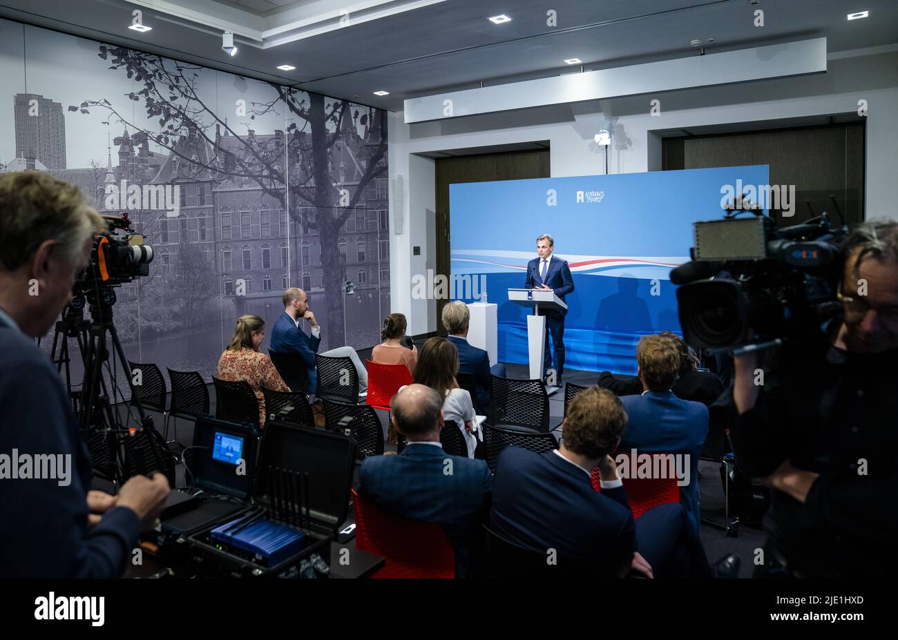 2022-06-24 17:06:14 DEN HAAG - Minister Mark Harbers gibt eine Pressekonferenz über Schiphol und Flughafen Lelystad. Der Flughafen Schiphol hat mit Personalmangel zu kämpfen, insbesondere im Bereich der Sicherheit. Das Kabinett wird eine Entscheidung über die Eröffnung des Flughafens Lelystad im Jahr 2024 treffen. ANP BART MAAT niederlande Out - belgien Out Stockfoto