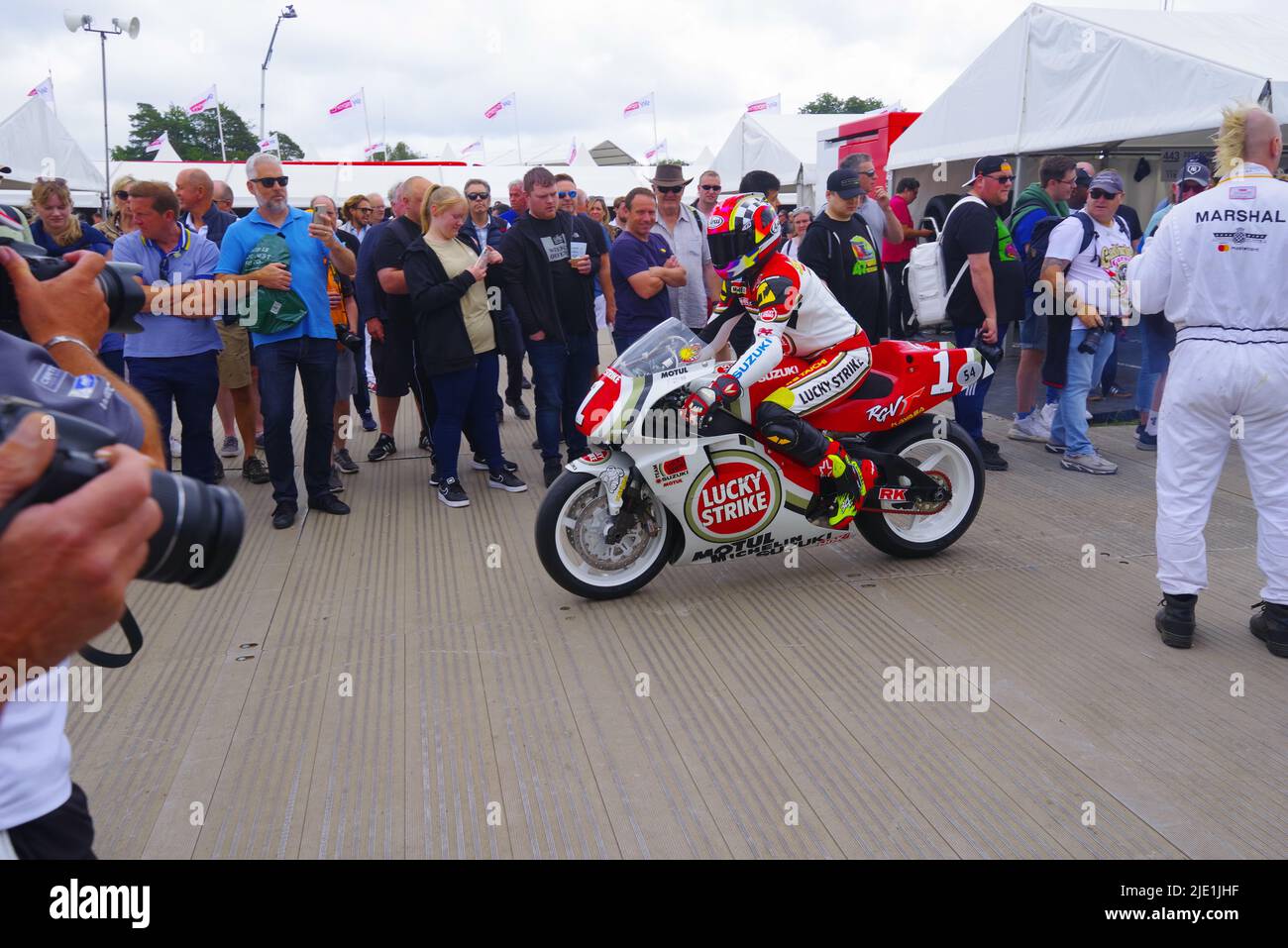 500 GP Legend Wayne Rainey war 30 Jahre nach seinem Karriereende auf seinem Yamaha YZR beim Goodwood Festival of Speed wieder dabei. Am 24. 2022. Juni wurde Wayne Rainey, der dreimal Weltmeister im Jahr 500cc, von anderen 500cc Grand prix-Größen, Mick Doohan, Kevin Schwantz und Kenny Roberts begleitet. Wayne Rainey, der den Hügel bei Goodwood hinauffuhr, winkte bei seiner YZR Yamaha 5oo jubelnden Menschenmassen zu. Die Besucher des Festivals konnten sich den Maschinen und Fahrern im Motorrad-Fahrerlager nähern. Mick Doohan und Kevin Schwantz waren zur Hand, um Autogramme zu schreiben. Stockfoto