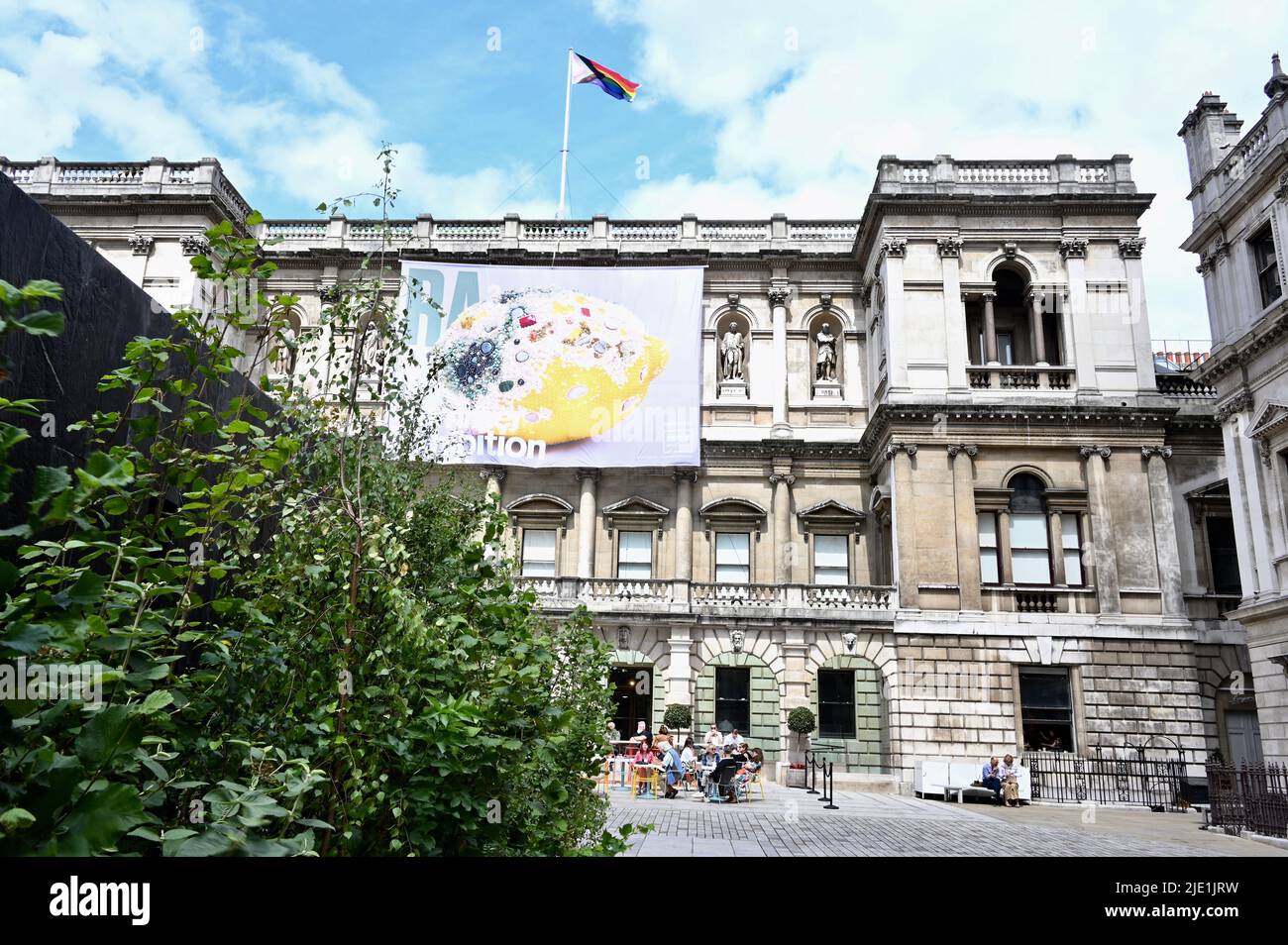 London, Großbritannien. Die Sommerausstellung der Royal Academies ist nun geöffnet und läuft bis zum 21.. August 2022. Der Sommer im RA ist mit Farben in den Galerien, Getränken im Innenhof und Fahnen entlang Piccadilly gekennzeichnet. Kredit: michael melia/Alamy Live Nachrichten Stockfoto