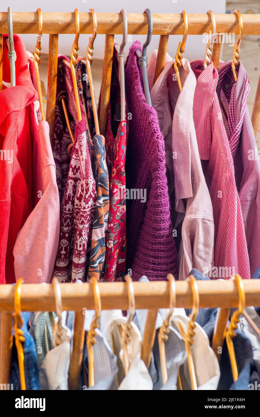 Kleidung hängt an Kleiderbügeln. Viele Klamotten zum Sortieren der Sachen  im Schrank Stockfotografie - Alamy