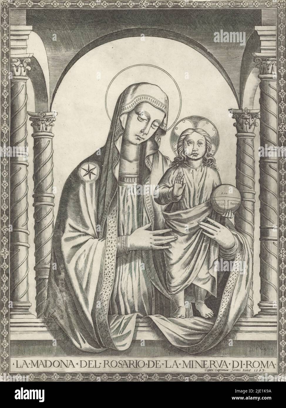 Maria mit Kind, Madonna del Rosario de la Minerva di Roma (Titel auf Objekt), Maria steht hinter einer Balustrade unter einem gewölbten Gewölbe. Am Rande der Balustrade befindet sich das Christuskind. Christus macht mit einer Hand eine Segensgeste und hält mit der anderen einen Globus. Darstellung in Zierrahmen., Druckerei: Camillo Graffico, Verlag: Cesar Capranica, Druckerei: Italien, Verlag: Rom, 1597, Papier, Gravur, Höhe 442 mm × Breite 331 mm Stockfoto