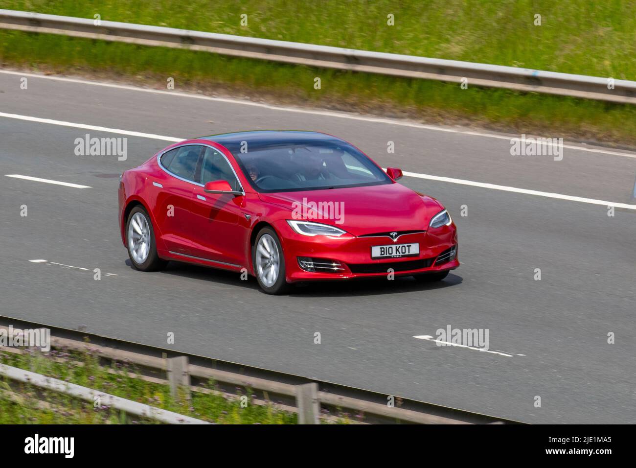 2020 roter Tesla Model S Long Range AWD 100Dkwh Electricity Hatchback; unterwegs auf der M61 Motorway, Manchester, Großbritannien Stockfoto