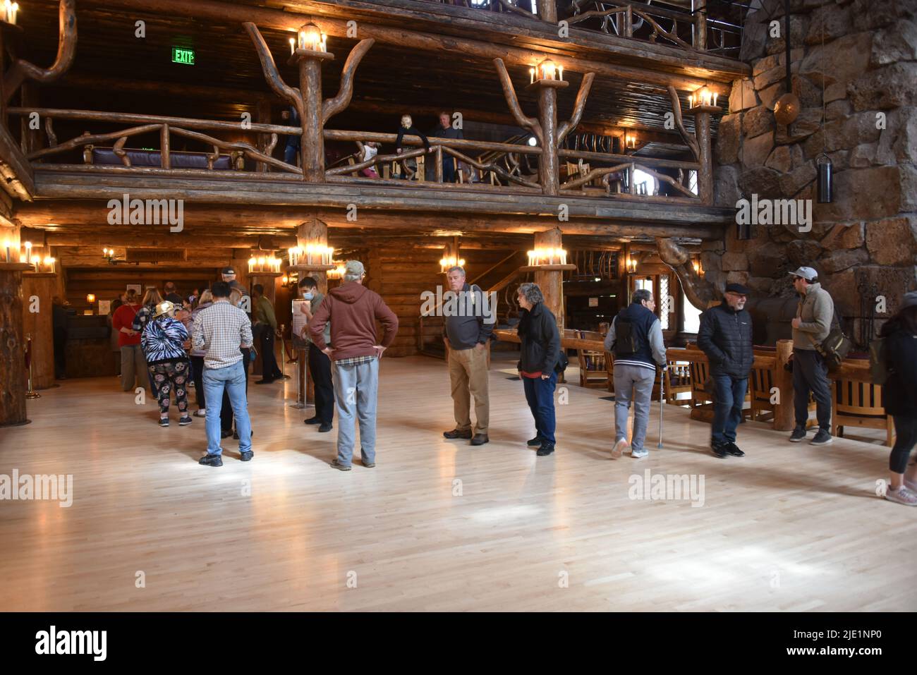 Yellowstone National Park, USA 5/21-24/2022. Old Faithfull Inn. Erbaut ca. Winter 1903-4. Rezeption. Stockfoto